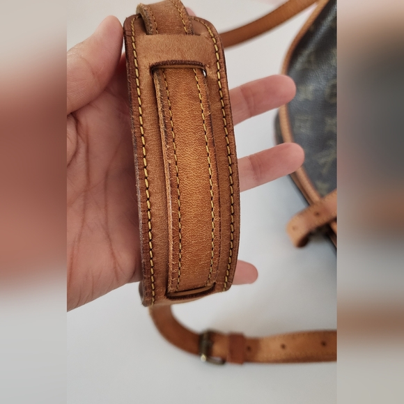 Louis Vuitton Saumur 30. Dryness & slight water marks on vachetta. - Picture 14 of 14